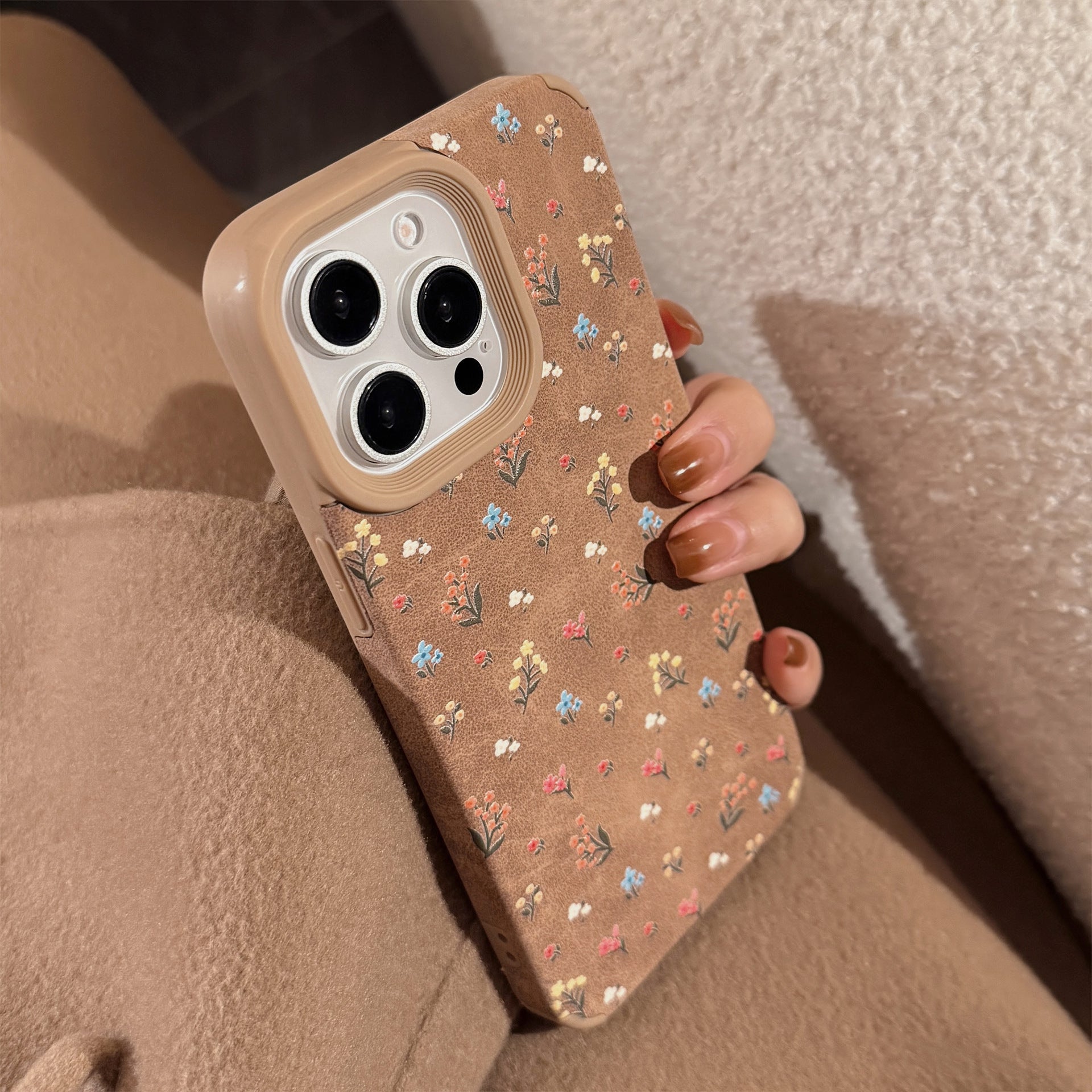 Funda de Teléfono Floral Suave y Delicada con un Aire Artístico Retro de Otoño-Invierno