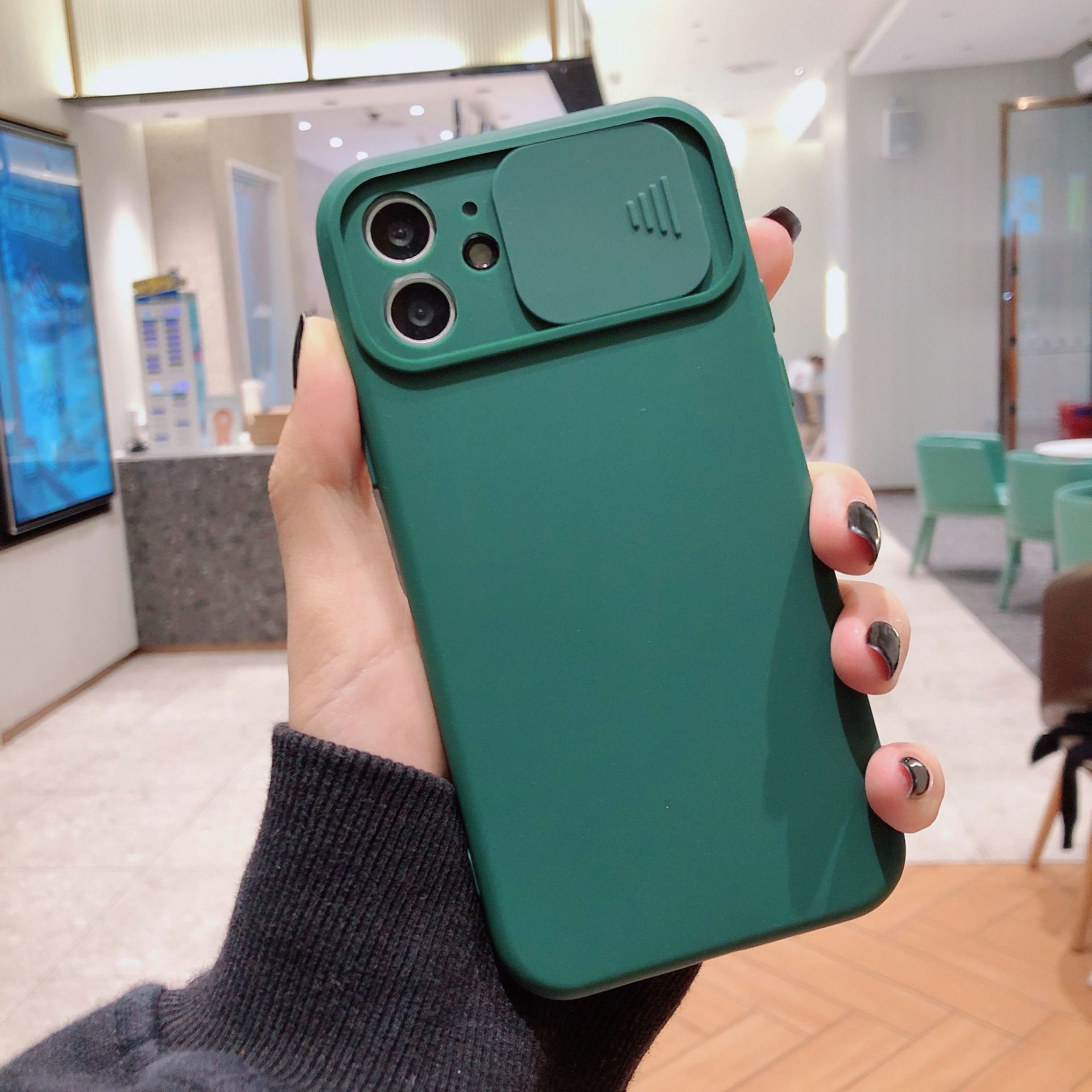 Nouvelle coque de téléphone liquide en silicone avec fenêtre créative pour objectif
