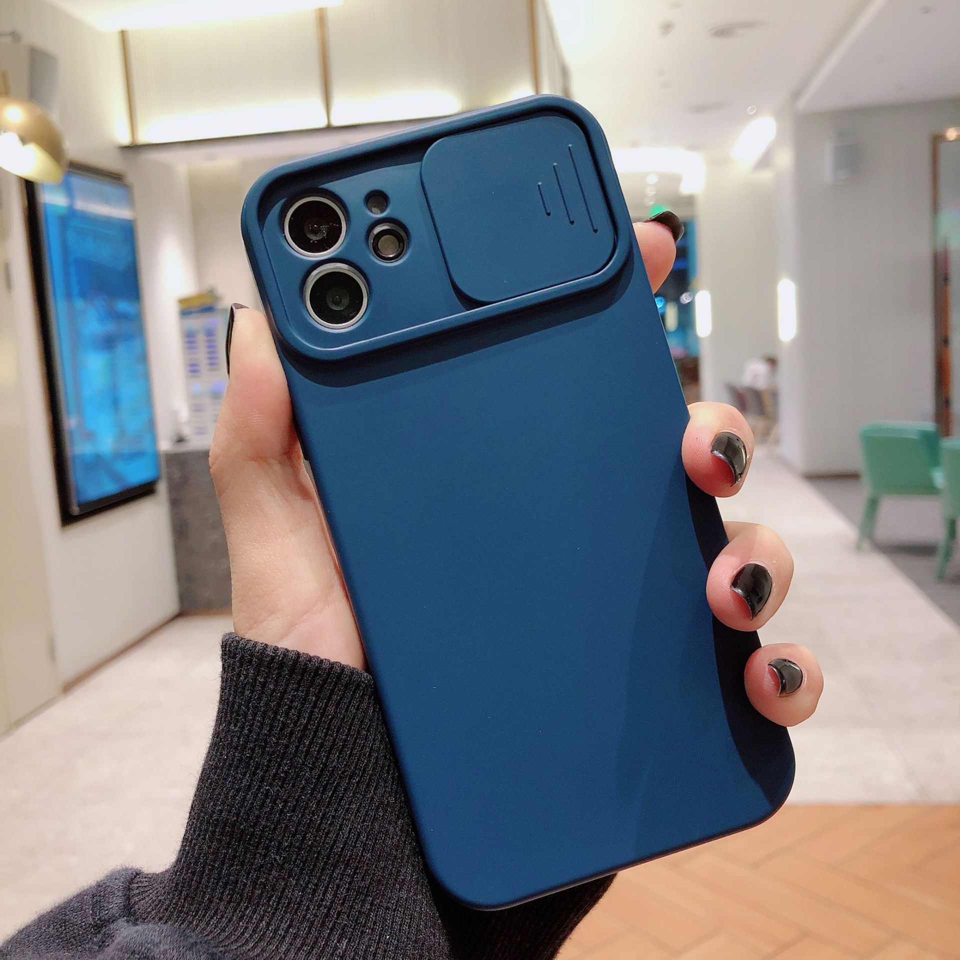 Nouvelle coque de téléphone liquide en silicone avec fenêtre créative pour objectif