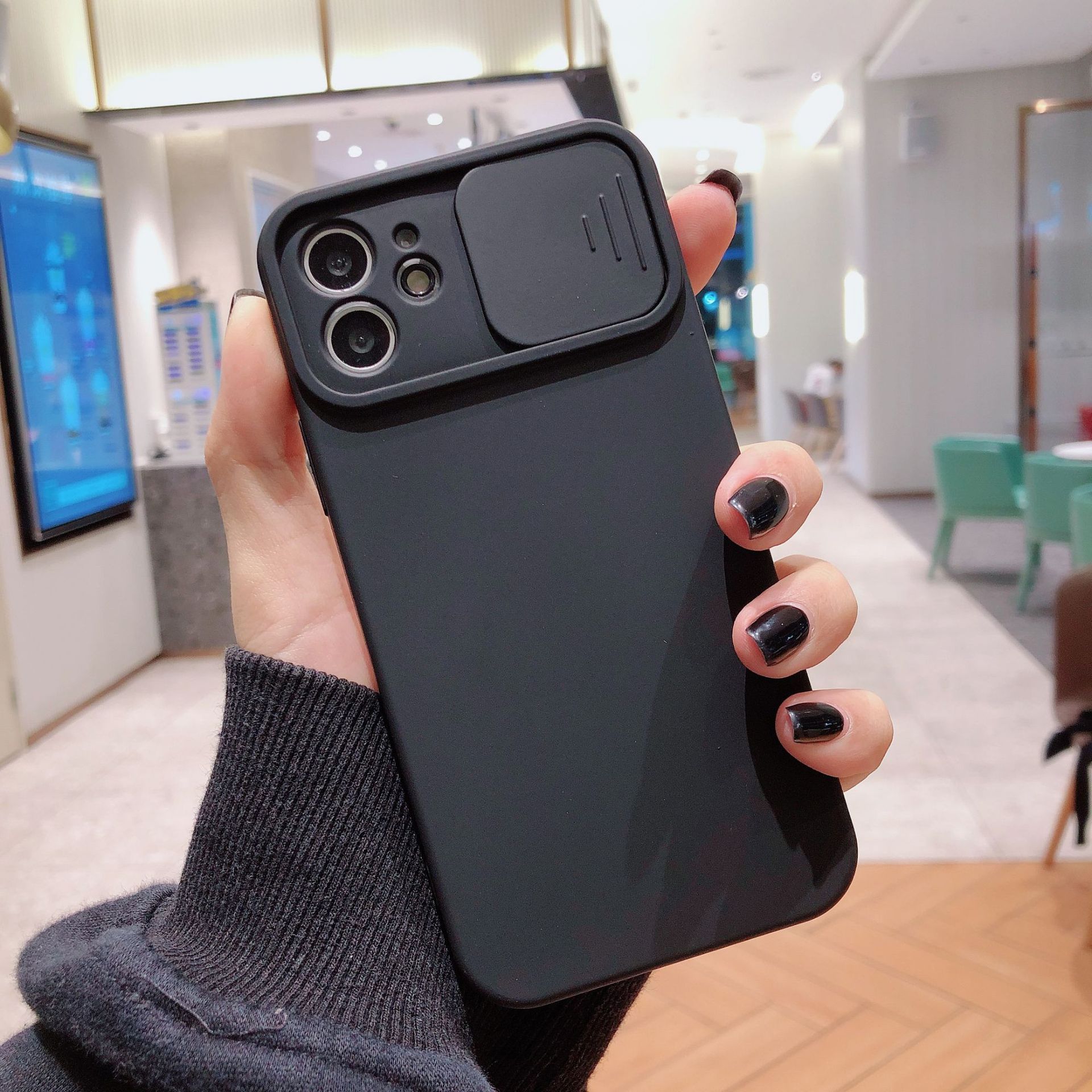 Nouvelle coque de téléphone liquide en silicone avec fenêtre créative pour objectif