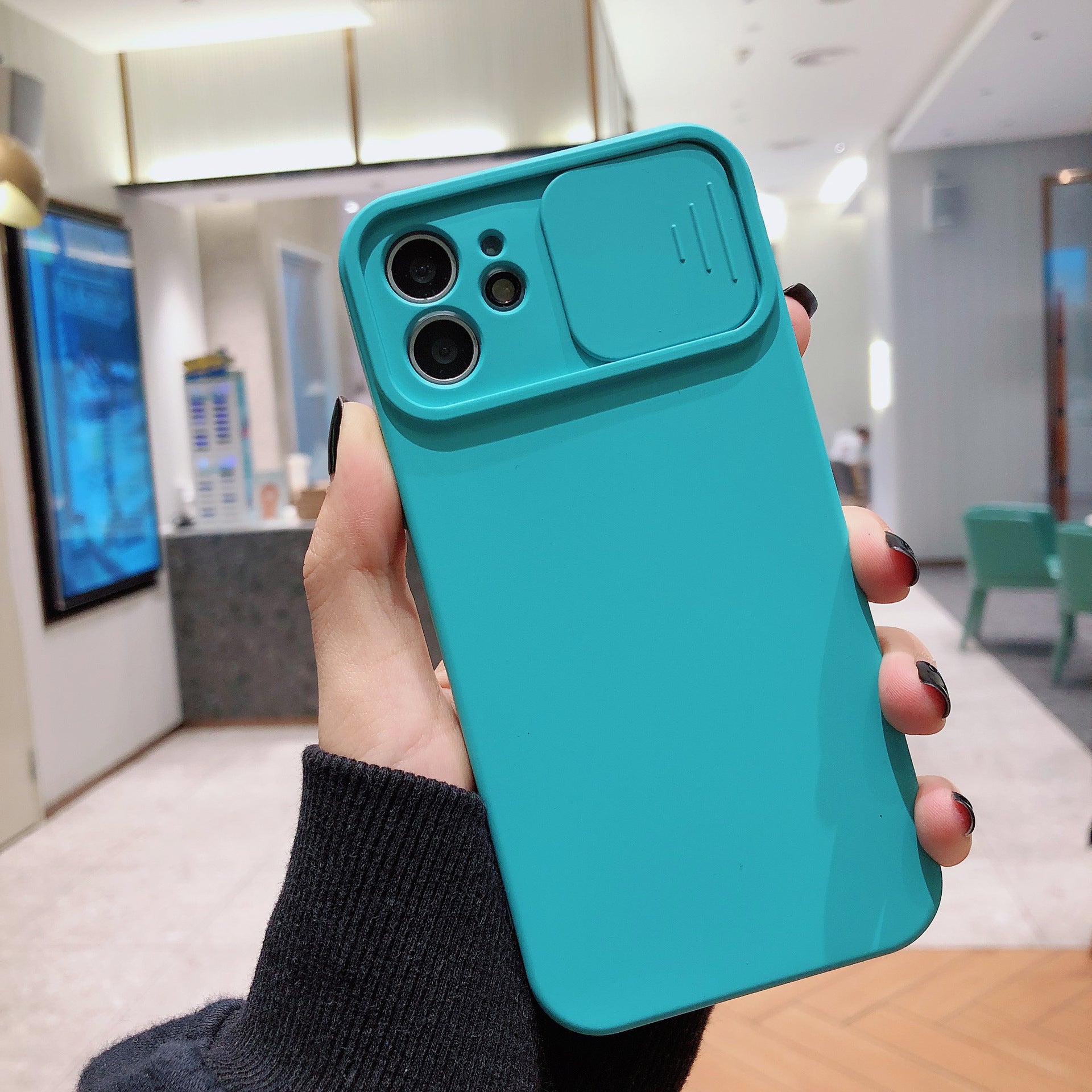 Nouvelle coque de téléphone liquide en silicone avec fenêtre créative pour objectif
