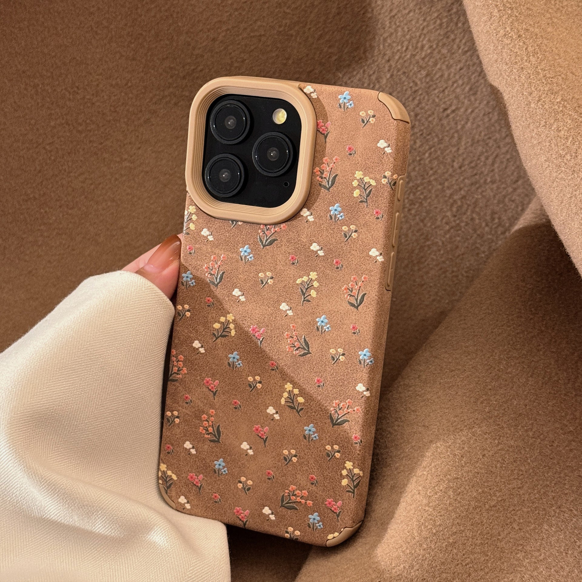 Funda de Teléfono Floral Suave y Delicada con un Aire Artístico Retro de Otoño-Invierno