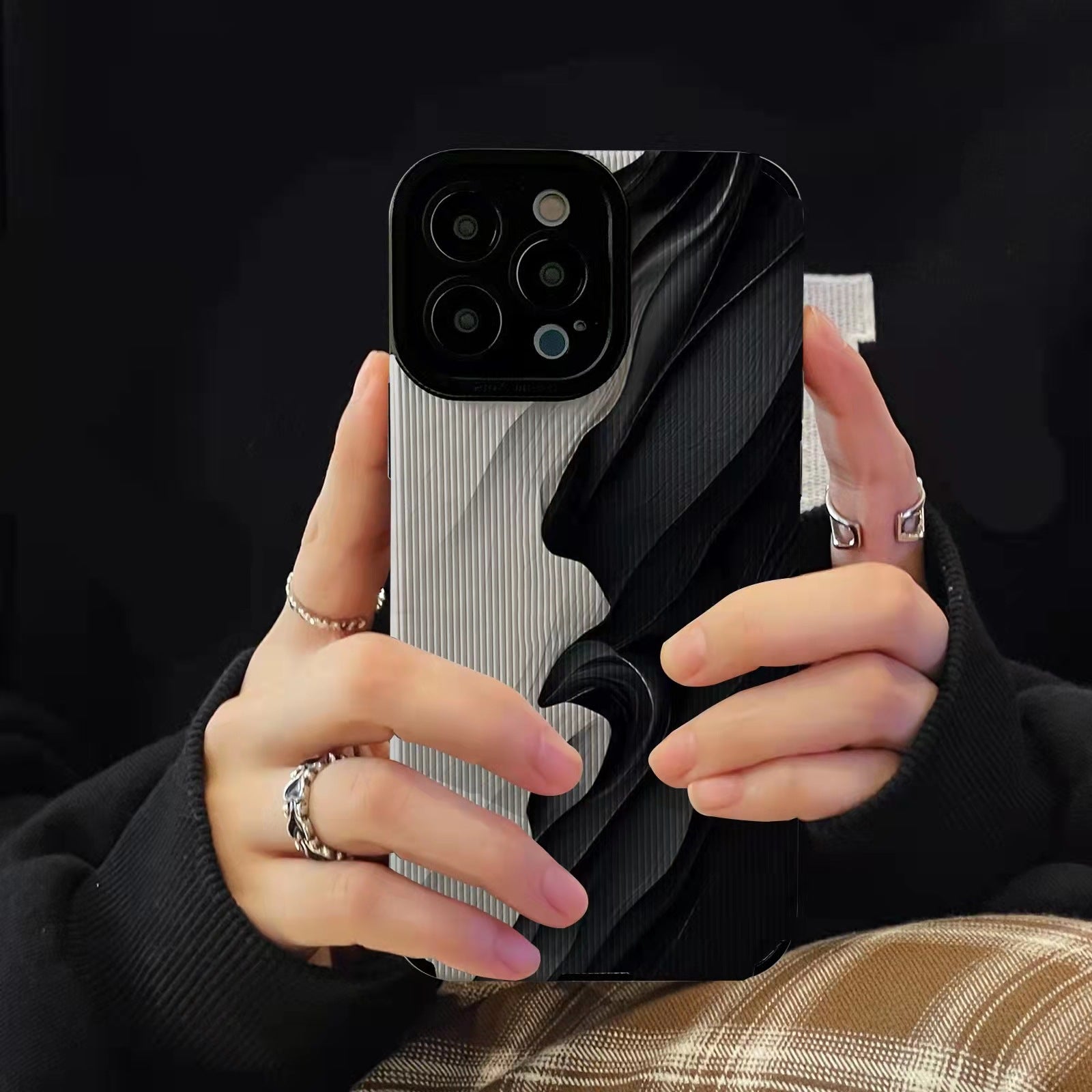 Funda de teléfono con patrón de ondas y chapa de madera